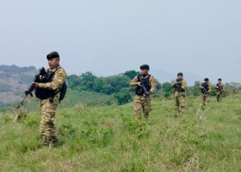 Policías y soldados garantizan la seguridad de salvadoreños