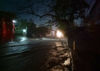 Socorristas rescatan a personas atrapadas en vehículo que fue arrastrado por las lluvias