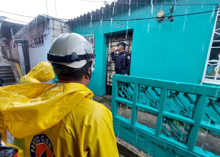 CONTINÚA LA ALERTA EN EL SALVADOR; LLUVIAS NO DAN TREGUA