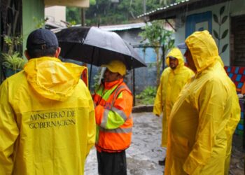 ALERTA ROJA POR LLUVIAS EN EL SALVADOR