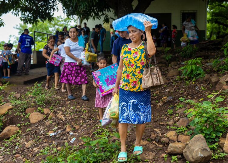 RECIBEN AYUDA HABITANTES DE CASERÍOS DEL CANTÓN APANCOYO, EN CUISNAHUAT