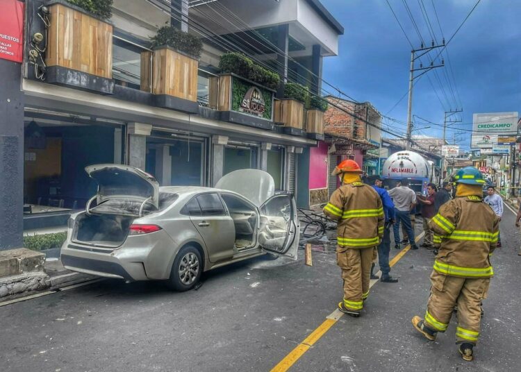 CUERPO DE BOMBEROS ATIENDE EMERGENCIA POR ACCIDENTE EN PIPA DE GAS PROPANO, EN ILOBASCO