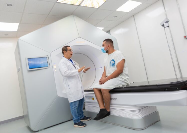 Más de 2 mil tratamientos mensuales contra el cáncer serán aplicados gracias a nueva tecnología en el ISSS