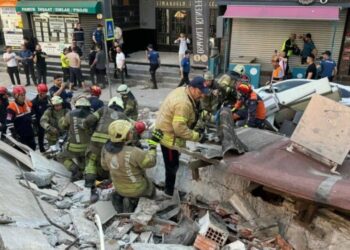 Edificio de apartamentos de cinco niveles se derrumba en Estambul, Turquía