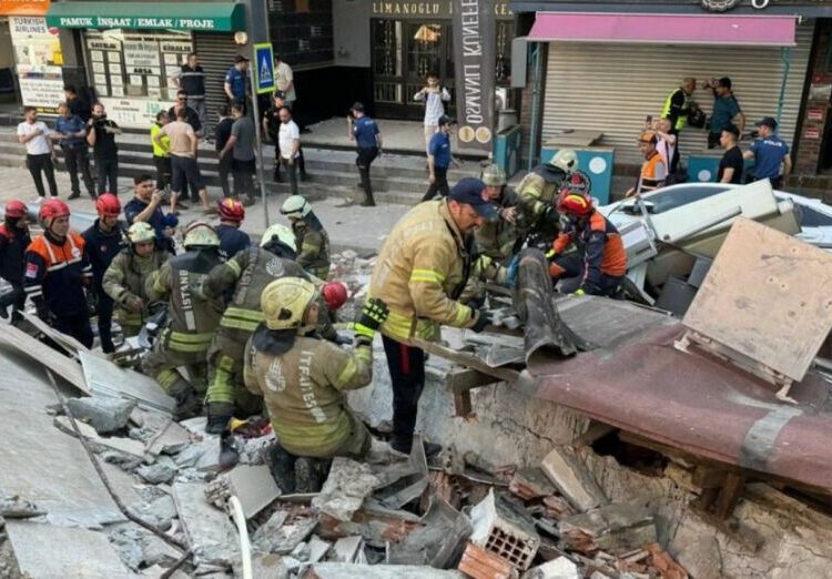 Edificio de apartamentos de cinco niveles se derrumba en Estambul, Turquía