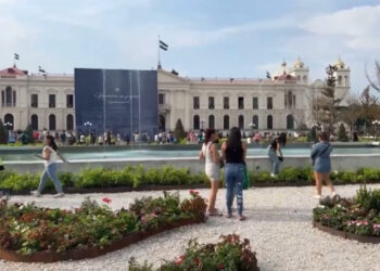 Visitantes del Jardín Centroamérica en Centro Histórico, dañan plantas por hacerse una foto