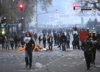 Caos en Argentina, manifestantes alteran el orden en Buenos Aires, autoridades responden con represión