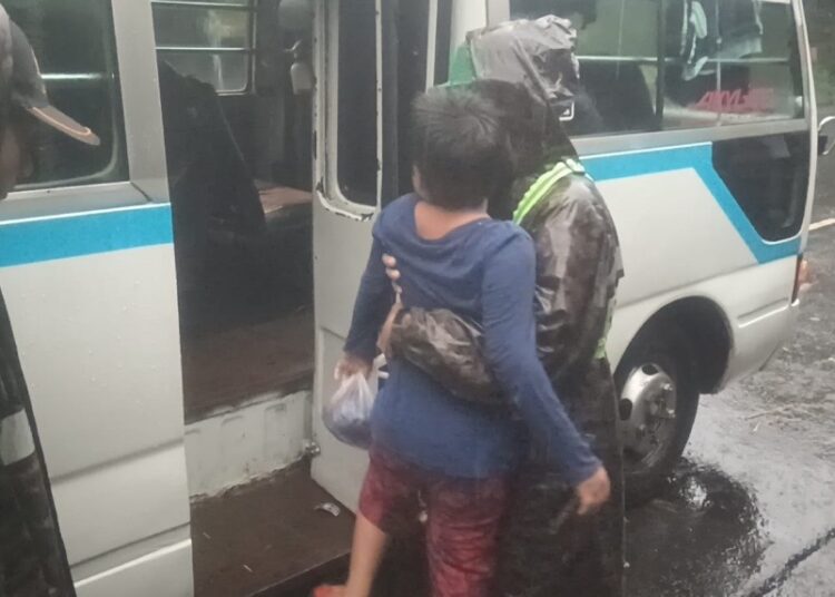 Trasladan a tres familias de Playa San Diego a un albergue