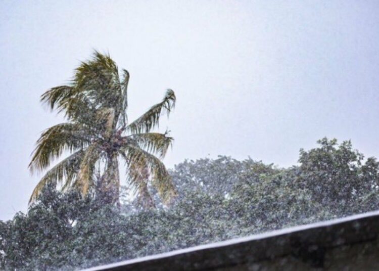 El Salvador registra lluvias tipo temporal principalmente en la costa