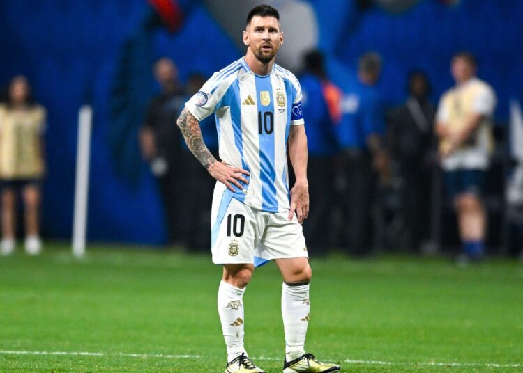 Messi siente molestias al terminar el partido contra Chile 