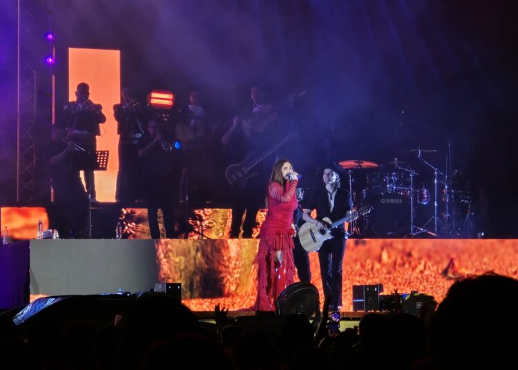 Yuridia emociona a sus fans salvadoreños en una noche espectacular