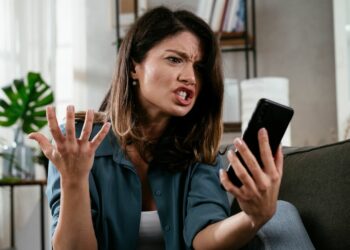 Desarrollan en Japón un filtro con IA que calma las voces de clientes enojados