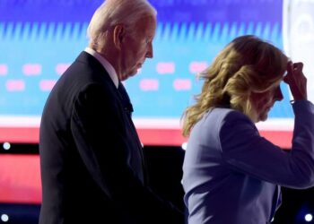 Bloomberg: Donantes del Partido Demócrata piden la salida de Biden