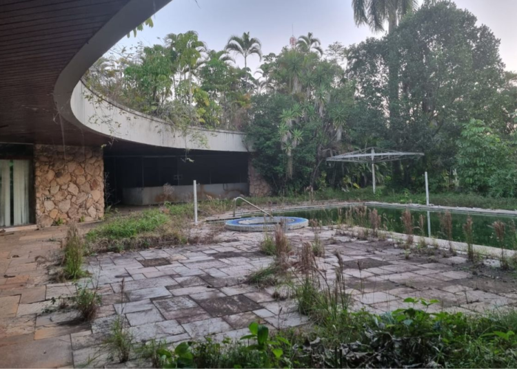 Una mansión de Pelé pasó del lujo al abandono y es blanco de ladrones en Brasil