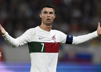 (VIDEO) Un fanático saltó desde la tribuna para saludar a Cristiano Ronaldo y cayó por el hueco de una escalera