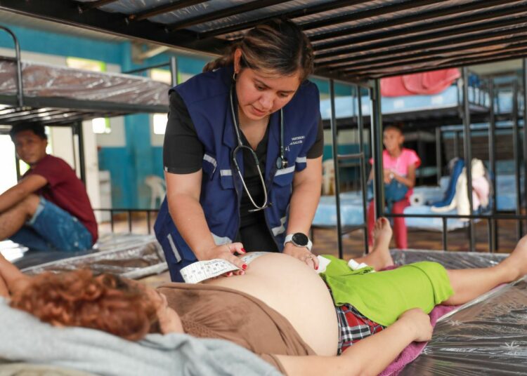 Equipos multidisciplinarios de salud mantienen el cuido de los evacuados en los albergues habilitados