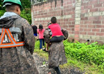 Evacuan familias afectadas por derrumbes causados por las lluvias en La Libertad Costa