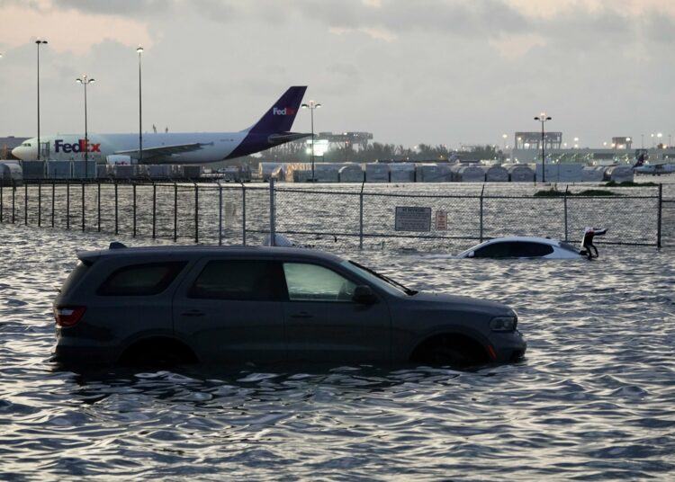 Más 300 vuelos cancelados debido a las lluvias en Florida, EEUU