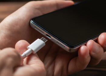 ¿Qué debes conectar primero al cargar, el enchufe o el cable al teléfono?