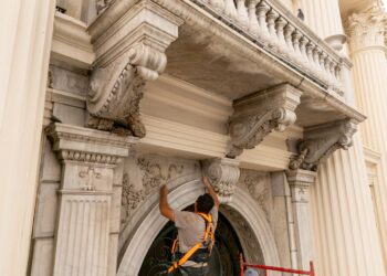 Gobierno restaura el mármol del Palacio Nacional