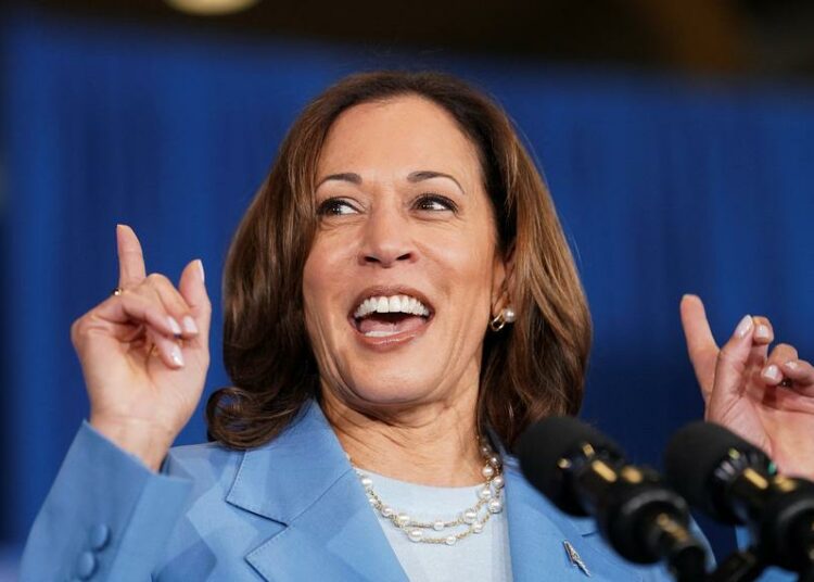 Una encuesta le da ligera ventaja a Kamala Harris sobre Donald Trump