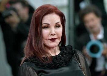 Priscilla Presley asegura que le han robado un millón de dólares como parte de un abuso financiero
