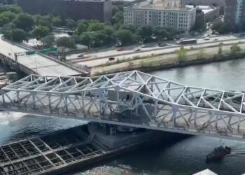 Un puente de Nueva York se atasca al abrirse debido al calor extremo