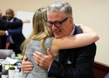 Jueza desestima cargos contra Alec Baldwin por muerte accidental en el set de «Rust»