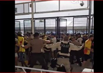 (VIDEO) Fanáticos colombianos intentaron entrar por la fuerza y debieron cerrar las puertas del estadio de la final de la Copa América