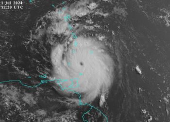 El peligroso huracán Beryl pierde algo de fuerza y se acerca al sureste del Caribe