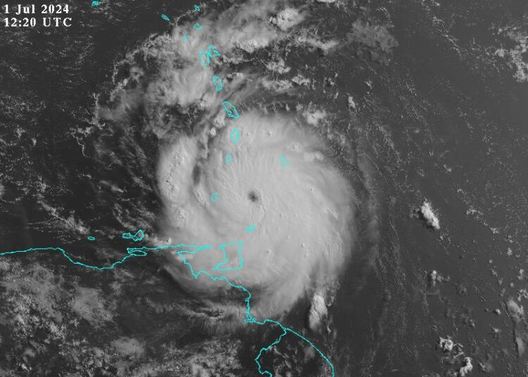 El peligroso huracán Beryl pierde algo de fuerza y se acerca al sureste del Caribe
