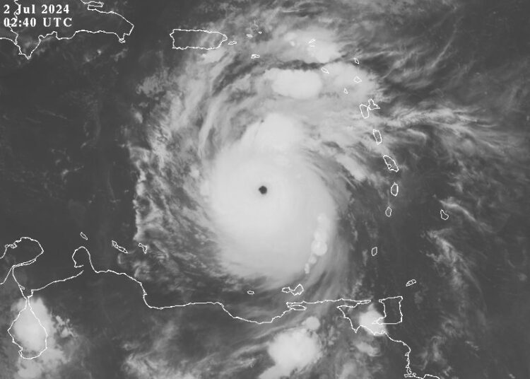 (VIDEOS) Huracán Beryl alcanza fuerza de categoría 5 y barre islas en el sureste del Caribe