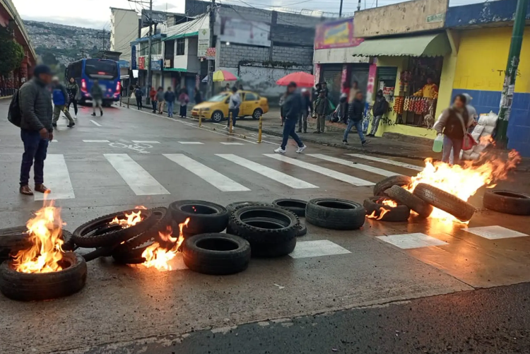 Ecuador amanece con protestas en rechazo al alza de la gasolina