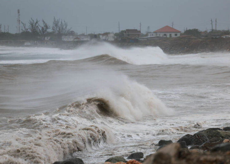 (VIDEOS) Huracán Beryl azota con fuerza a Jamaica, el jueves tocará Yucatán