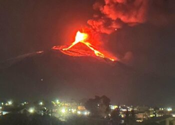 Elevan la alerta del volcán italiano Etna por erupción
