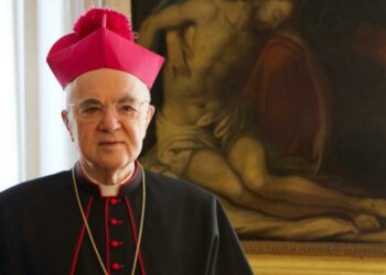 El Vaticano excomulga a un arzobispo ultraconservador italiano por rechazar la autoridad del Papa