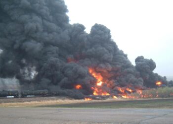 Se descarrilan e incendian vagones que transportaban materiales peligrosos en Dakota del Norte