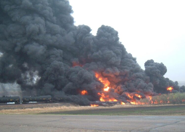 Se descarrilan e incendian vagones que transportaban materiales peligrosos en Dakota del Norte