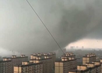 (VIDEOS) Al menos cinco muertos y 83 heridos por un tornado en China