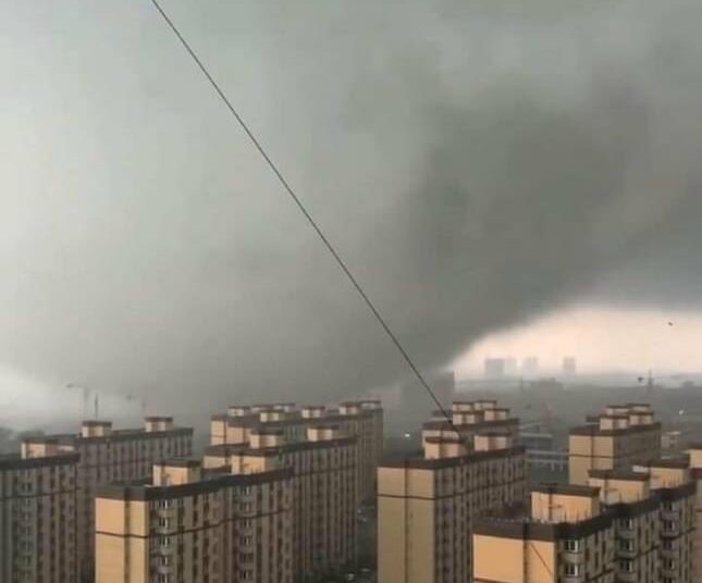 (VIDEOS) Al menos cinco muertos y 83 heridos por un tornado en China
