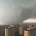 (VIDEOS) Al menos cinco muertos y 83 heridos por un tornado en China