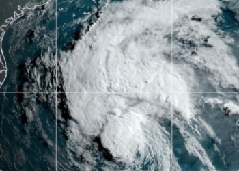 Beryl pone a Texas bajo alerta de huracán