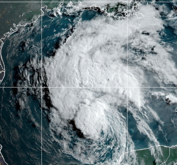 Beryl pone a Texas bajo alerta de huracán