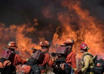 California enfrenta incendios bajo una intensa ola de calor