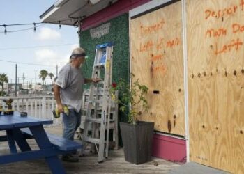 Beryl se acerca a Texas, se espera que impacte el lunes con fuerza de huracán