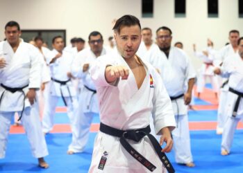 Karate desarrolla seminario con excampeón mundial de katas el español Francisco Salazar