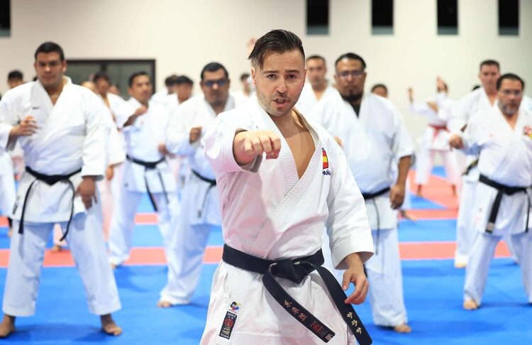 Karate desarrolla seminario con excampeón mundial de katas el español Francisco Salazar