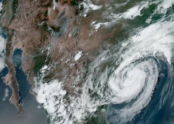 Huracán Beryl entra en Texas con intensas lluvias, marejadas y causa apagones