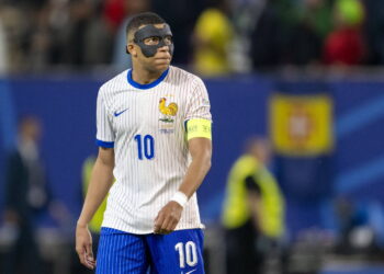 La nueva máscara que usará Mbappé para la semifinal en la Eurocopa fue creada tras escanear su rostro