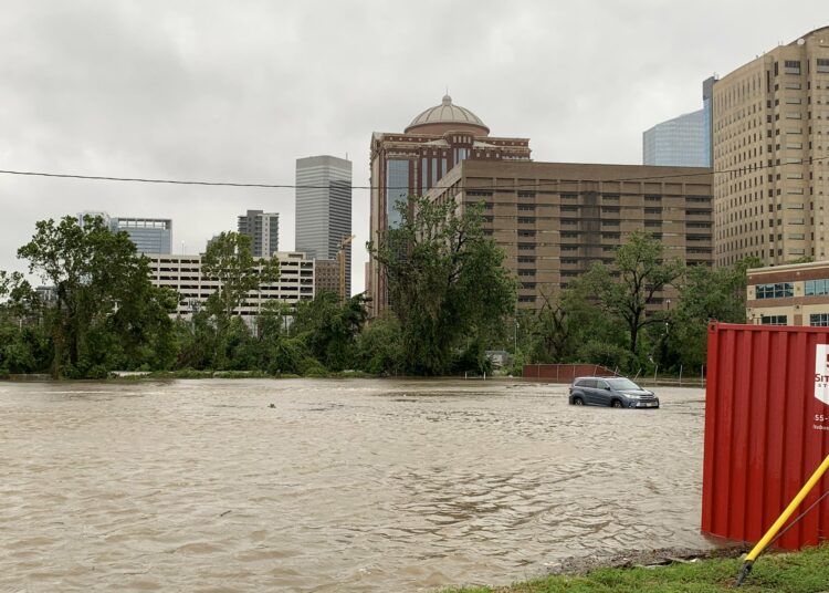 El huracán Beryl tocó tierra en Texas causa un muerto y más de millón de hogares sin electricidad